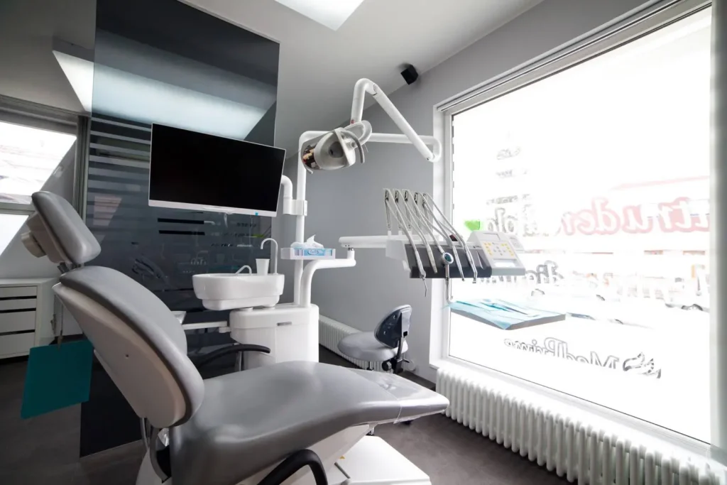 cabinet stomatologic modern dotat cu echipamente de ultimă generație
